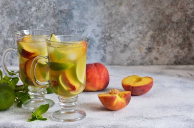 Şeftali, limon ve nane ile soğuk yaz içeceği