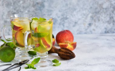 Şeftali, limon ve nane ile soğuk yaz içeceği 