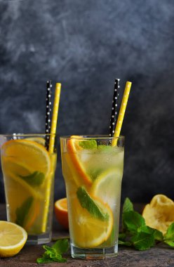 Yaz soğuk içecek - portakal ve nane ile limonata 