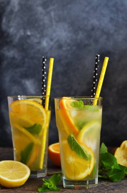 Yaz soğuk içecek - bir beton üzerinde portakal ve nane ile limonata 