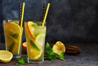 Yaz soğuk içecek - bir beton üzerinde portakal ve nane ile limonata 