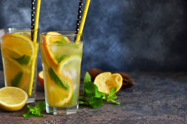 Yaz soğuk içecek - bir beton üzerinde portakal ve nane ile limonata 