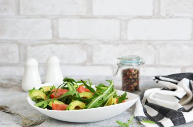 Salata rucolla ile, domates, avokado ve sos mutfak t