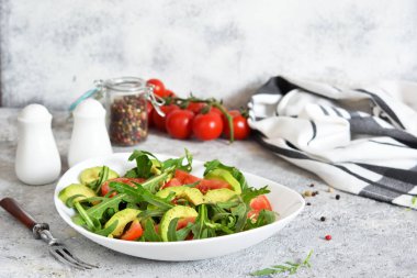 Salata rucolla ile, domates, avokado ve sos mutfak t