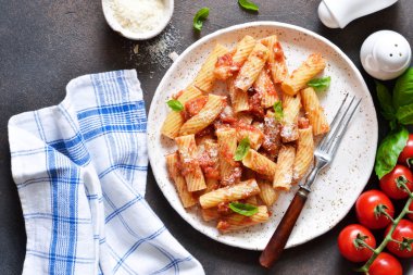 Domates soslu ve fesleğenli makarna. Makarna tartilloni 