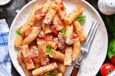 Domates soslu ve fesleğenli makarna. Makarna tartilloni 