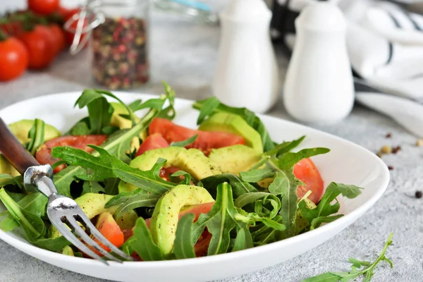 Salada com rucolla, tomate, abacate e molho na cozinha t — Fotografia de Stock