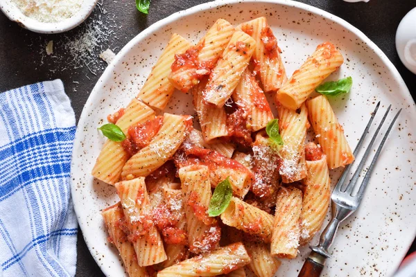 Pasta with tomato sauce and basil. Pasta tartilloni — Stock Photo, Image