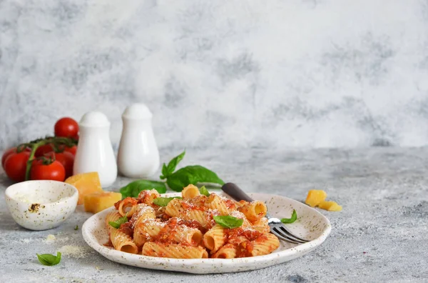 Паста с томатным соусом и базиликом. Паста тартиллони — стоковое фото
