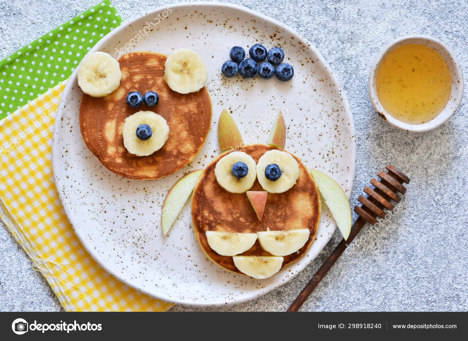 Lustige Pfannkuchen für Kinder Bär und Eule. Frühstück für Kinder