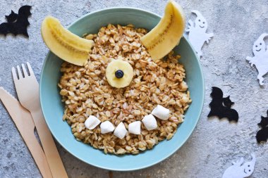 Cadılar Bayramı ikramı. Bir çocuk öğle yemeği için yaratıcı bir fikir
