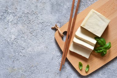 Tahta tahtada klasik tofu peyniri. Soya peyniri. 