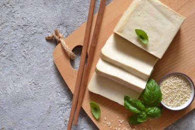 Tahta tahtada klasik tofu peyniri. Soya peyniri. abo'dan görünüm