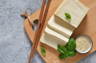 Tahta tahtada klasik tofu peyniri. Soya peyniri. abo'dan görünüm