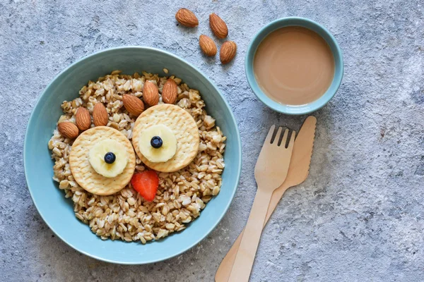 Сова птица - смешная каша для детей. Завтрак для детей . — стоковое фото