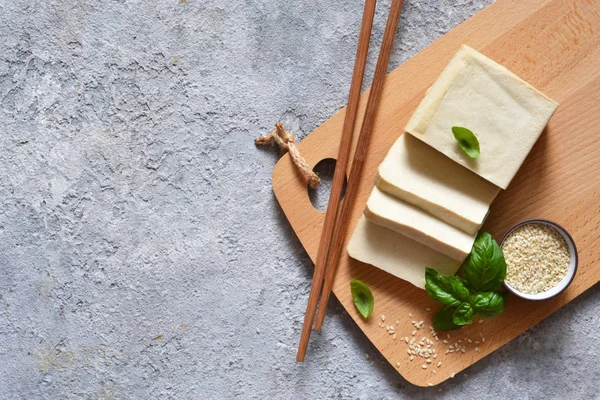 Tahta tahtada klasik tofu peyniri. Soya peyniri. abo'dan görünüm