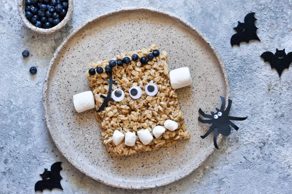 Cadılar Bayramı ikramı. Bir çocuk öğle yemeği için yaratıcı bir fikir 