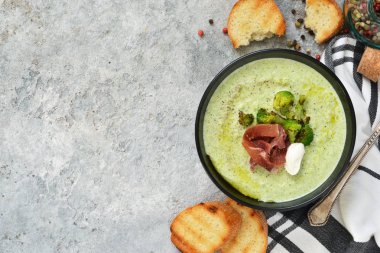 Beton arka planda brokoli kremaçorbası. Yukarıdan görüntüle.