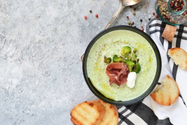 Beton arka planda brokoli kremaçorbası. Yukarıdan görüntüle.