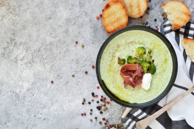 Beton arka planda brokoli kremaçorbası. Yukarıdan görüntüle.