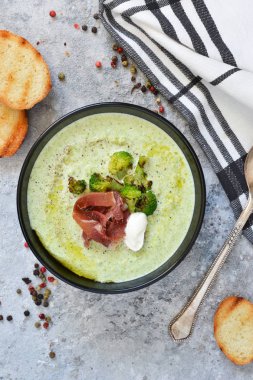 Beton arka planda brokoli kremaçorbası. Yukarıdan görüntüle.