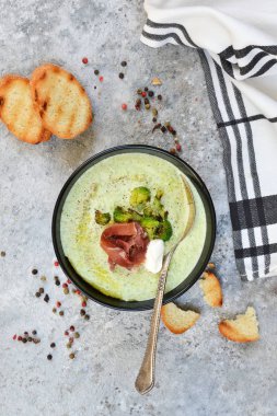 Beton arka planda brokoli kremaçorbası. Yukarıdan görüntüle.