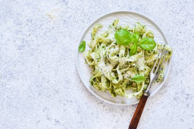Mutfak masasında pesto olan Tagliatelle. Yukarıdan görüntüle.