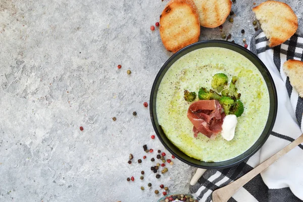 Beton arka planda brokoli kremaçorbası. Yukarıdan görüntüle.