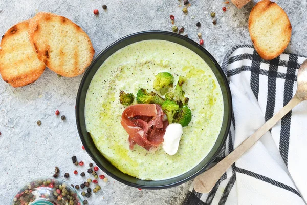 Beton arka planda brokoli kremaçorbası. Yukarıdan görüntüle.