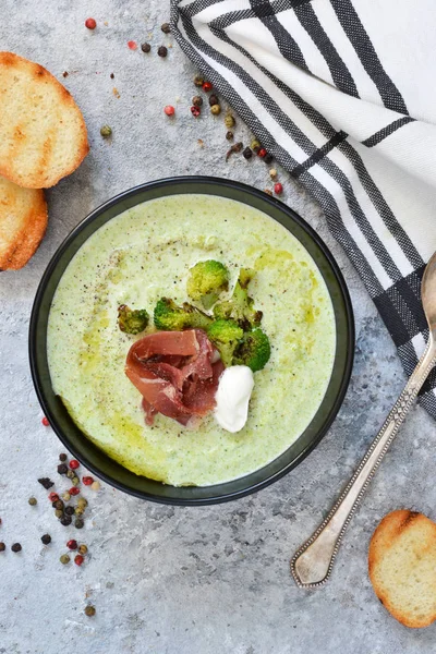 Beton arka planda brokoli kremaçorbası. Yukarıdan görüntüle.