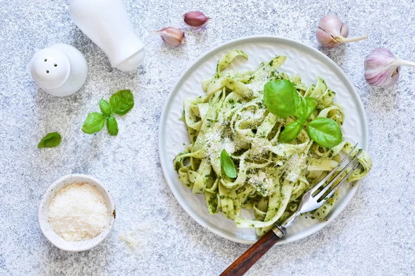 Mutfak masasında pesto olan Tagliatelle. Yukarıdan görüntüle.