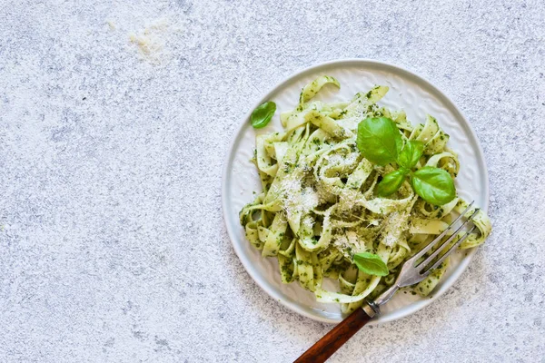 Mutfak masasında pesto olan Tagliatelle. Yukarıdan görüntüle.