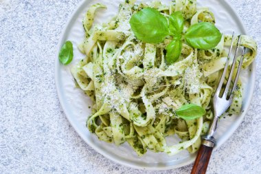 Mutfak masasında pesto olan Tagliatelle. Yukarıdan görüntüle.