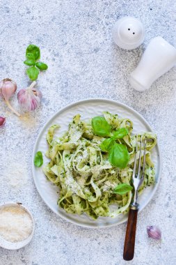 Mutfak masasında pesto olan Tagliatelle. Yukarıdan görüntüle.