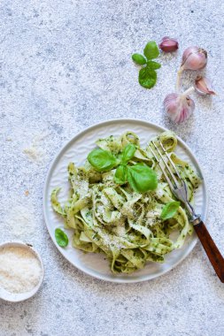 Mutfak masasında pesto olan Tagliatelle. Yukarıdan görüntüle.