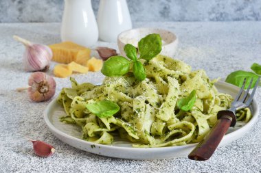 Mutfak masasında pesto olan Tagliatelle. Yukarıdan görüntüle.