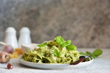 Mutfak masasında pesto olan Tagliatelle. Yukarıdan görüntüle.