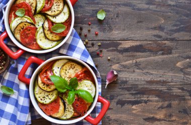 Köy yemeği - zeytinyağlı ve baharatlı pişmiş sebzeler. 