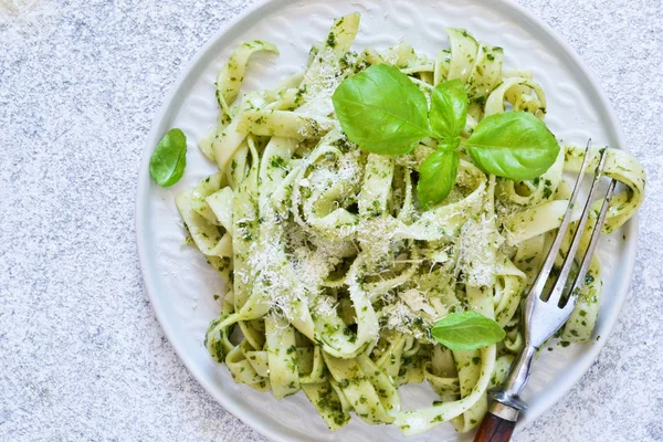 Mutfak masasında pesto olan Tagliatelle. Yukarıdan görüntüle.