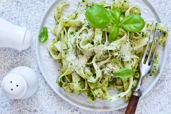 Tagliatelle z pesto na stole w kuchni. Widok z góry. — Zdjęcie stockowe