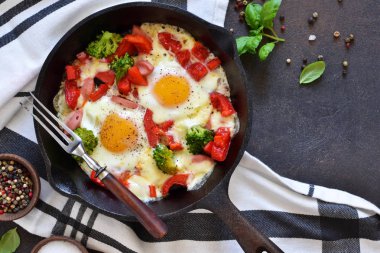 Kahvaltıda domates, biber ve brokoli ile kızarmış yumurta 