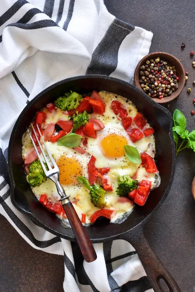 Fried eggs with tomatoes, peppers and broccoli for breakfast on — Stock Photo, Image