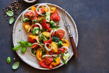 Domates, biber ve soğan ile Sebze vejetaryen salata 