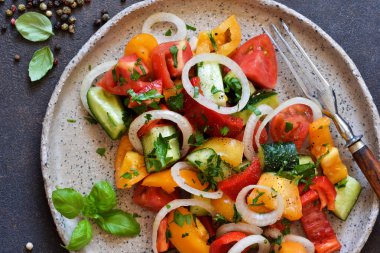 Domates, biber ile Sebze vejetaryen salata