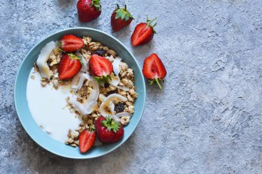 Klasik kahvaltı - granola, hindistan cevizi cipsi, Yunan yoğurt