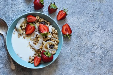 Klasik kahvaltı - granola, hindistan cevizi cipsi, Yunan yoğurt ve str