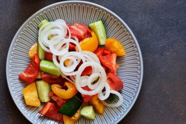 Domates, biber ve soğan ile Sebze vejetaryen salata 