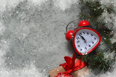 Xmas kartı. Köknar ve saat ile Noel arka plan. 