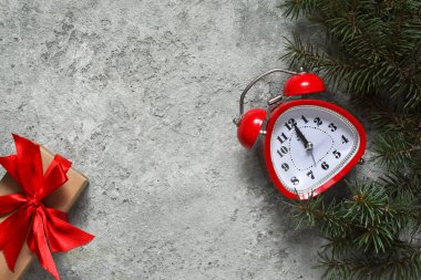 Xmas kartı. Köknar ve saat ile Noel arka plan. 