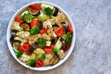 Birçok farklı sebze ve baharat fırında pişmiş.